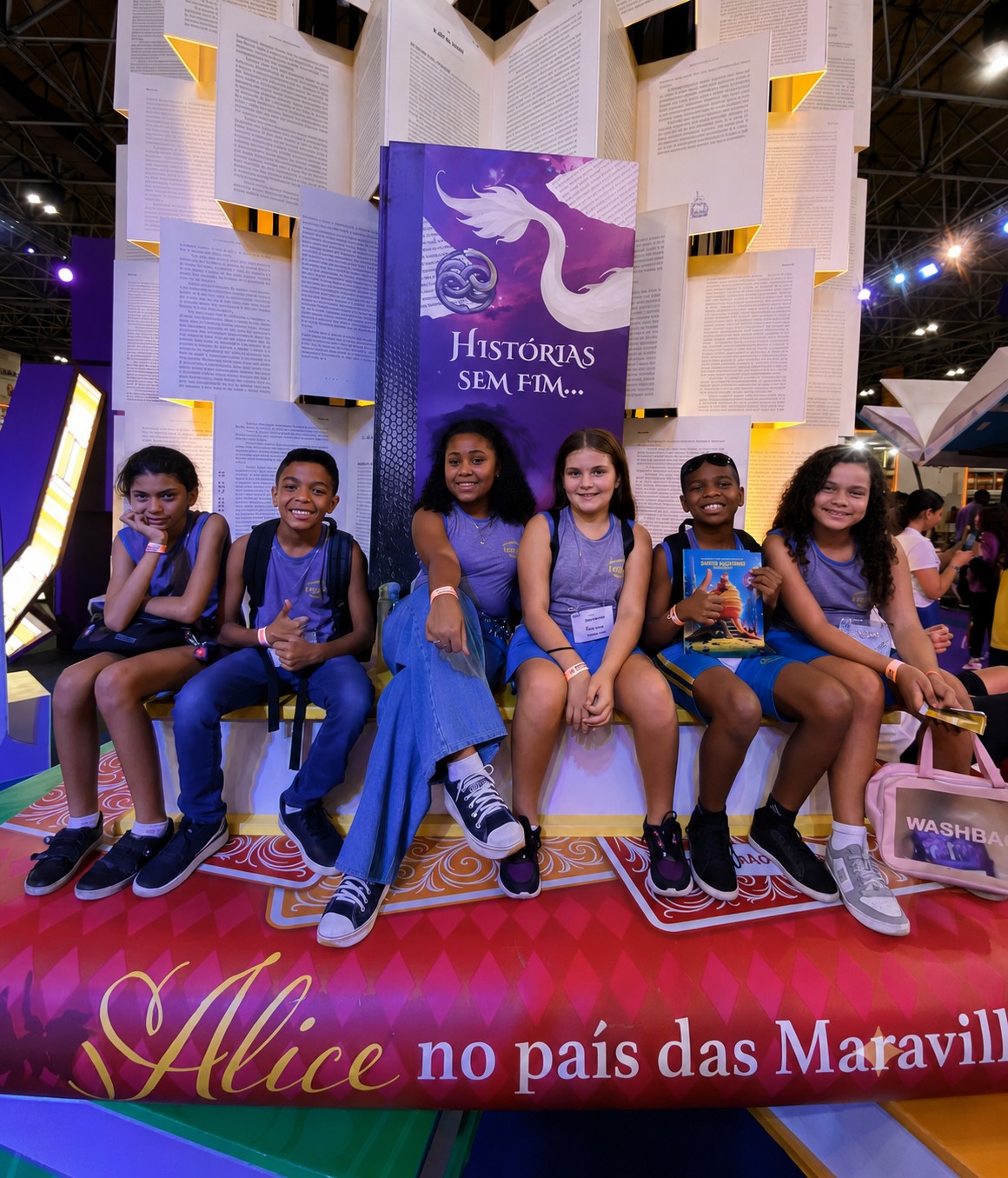 Alunos da CRELEM na exposição de livros da Bienal