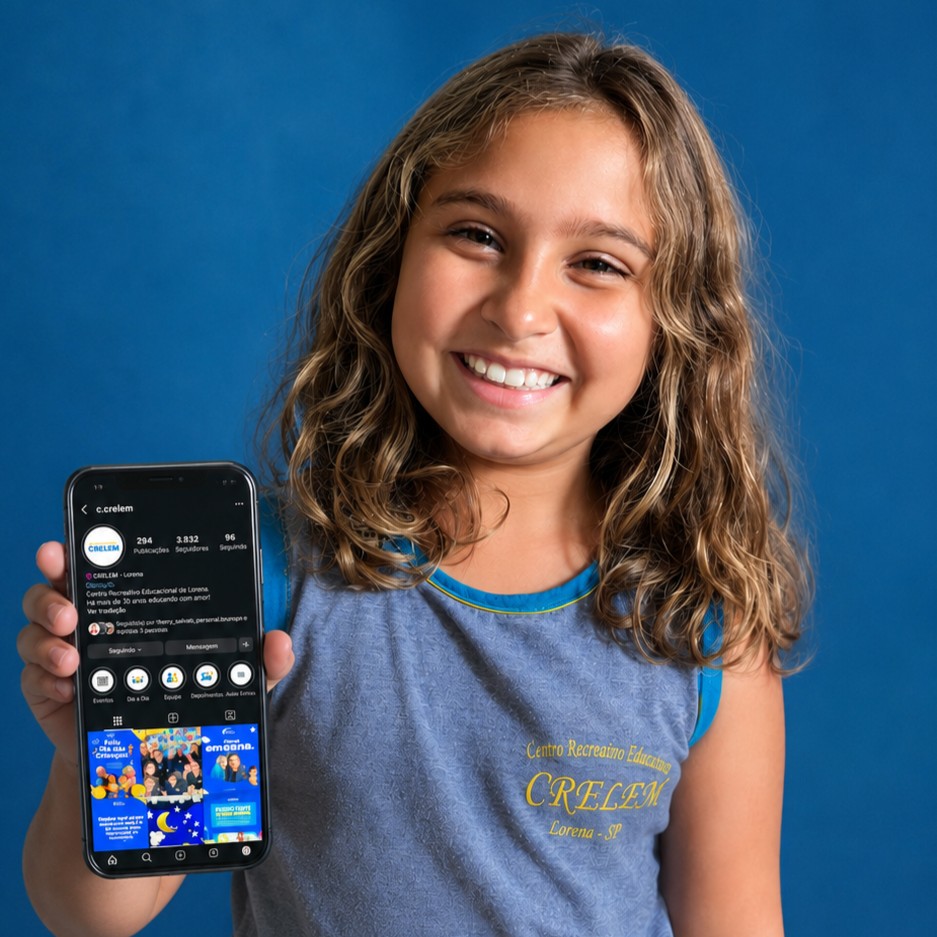 Aluna da CRELEM mostrando o Instagram da escola no celular