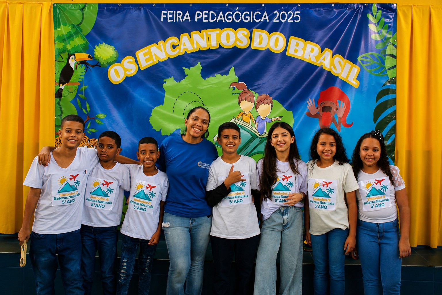 Alunos do 5º ano e professora na Feira Pedagógica 2025 da CRELEM