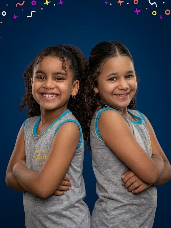 Alunas da CRELEM sorrindo, uniformizadas