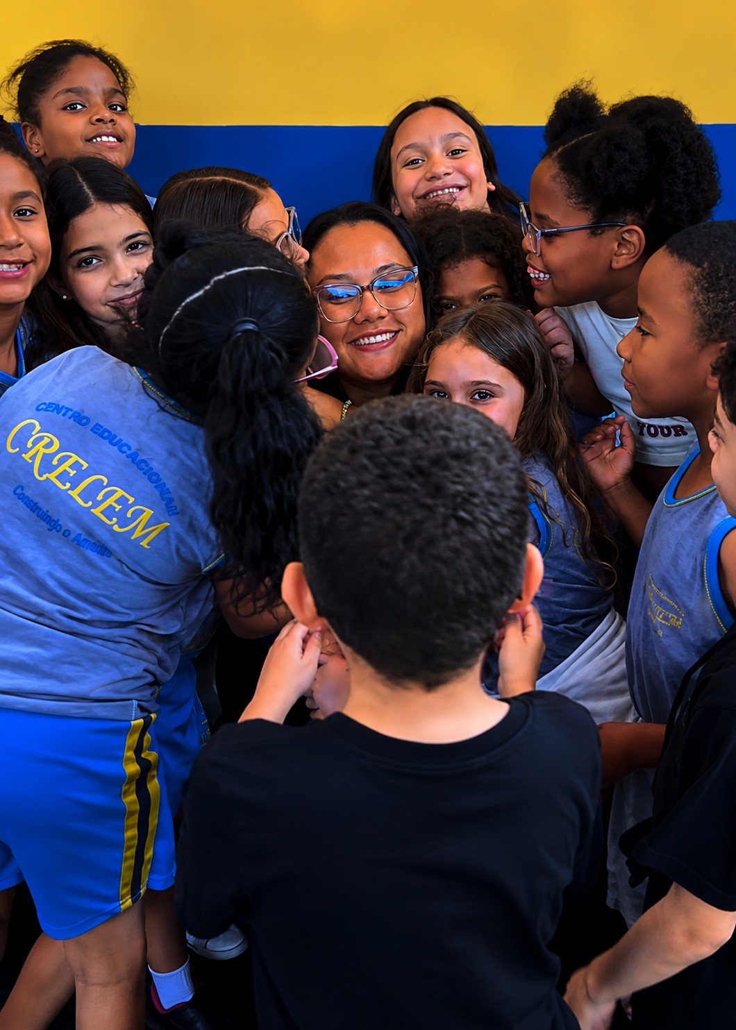 Alunos reunidos com a professora na CRELEM