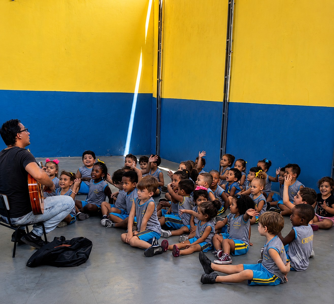Roda de música com professor e alunos da CRELEM